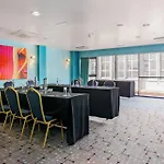 The Glasshouse מלון