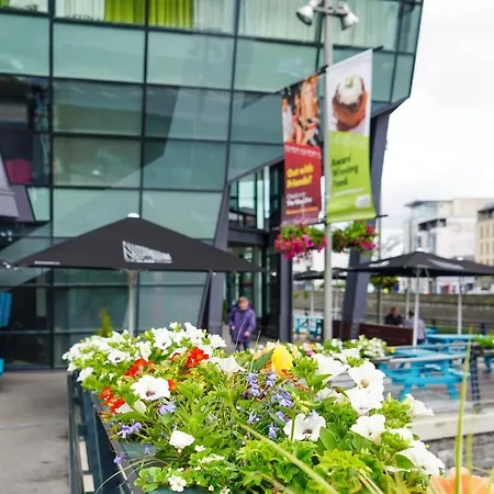 The Glasshouse Otel