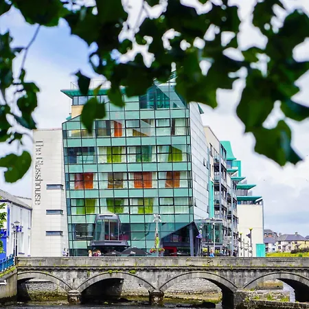 The Glasshouse فندق