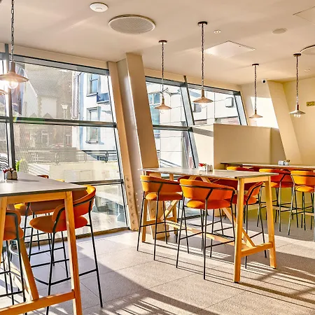 فندق The Glasshouse سلايغو