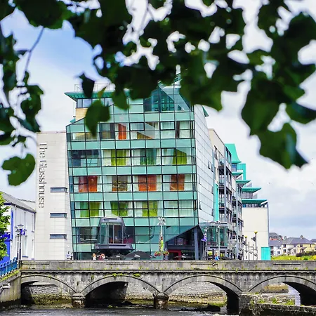 فندق The Glasshouse سلايغو