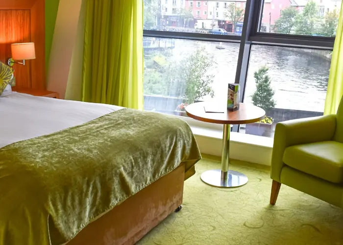 Отель The Glasshouse 4*